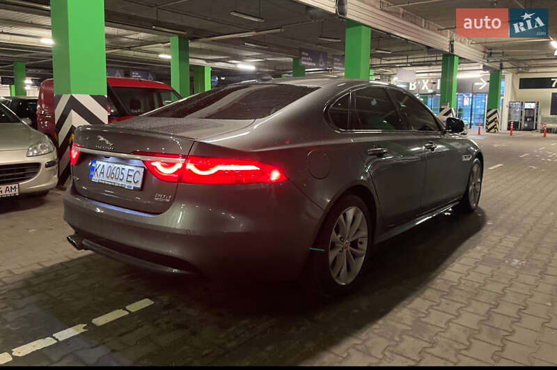 Седан Jaguar XF 2016 в Киеве