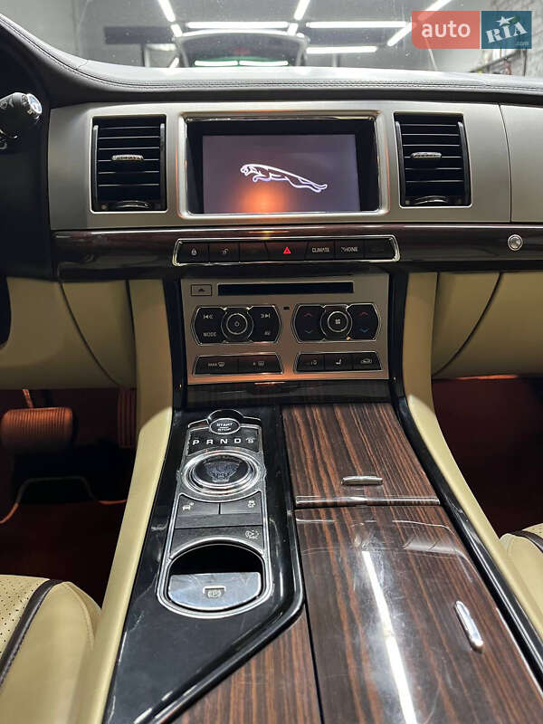 Седан Jaguar XF 2012 в Камне-Каширском