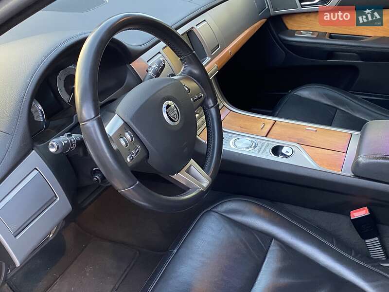 Седан Jaguar XF 2010 в Мукачевому