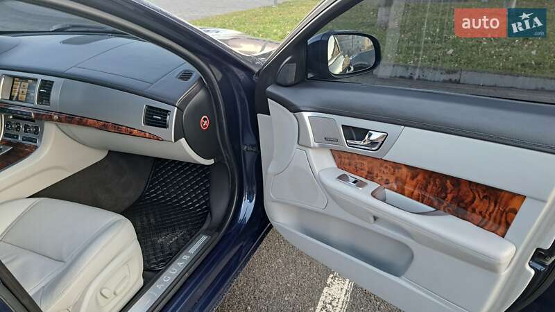 Седан Jaguar XF 2013 в Дніпрі