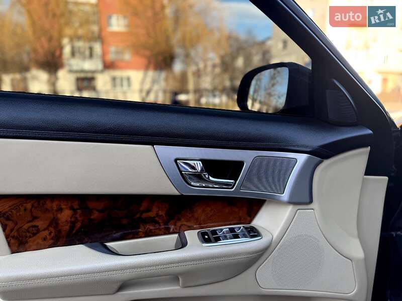 Седан Jaguar XF 2012 в Калуше
