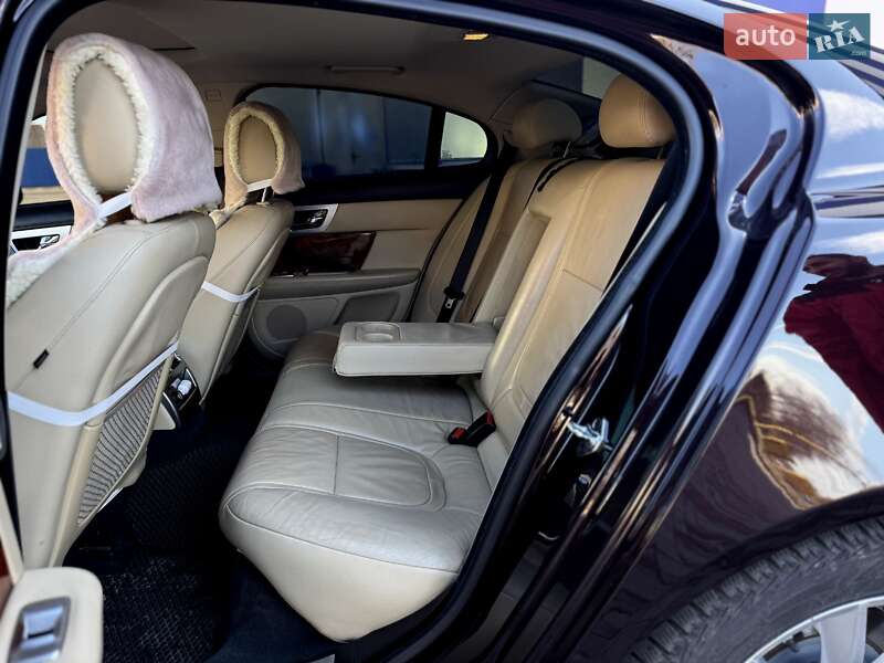 Седан Jaguar XF 2012 в Калуше