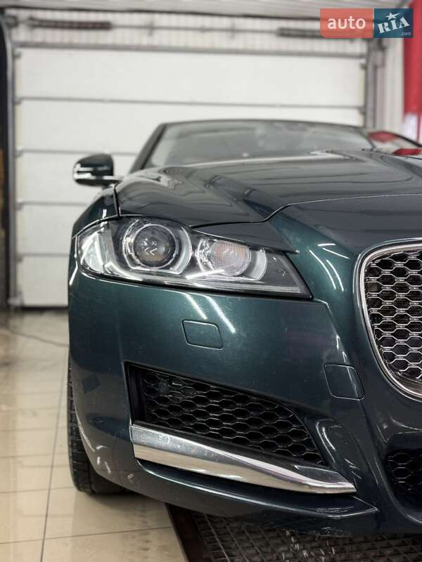Седан Jaguar XF 2016 в Киеве