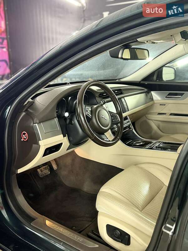 Седан Jaguar XF 2016 в Киеве