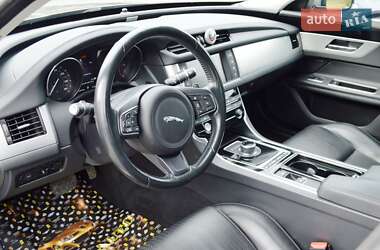 Седан Jaguar XF 2016 в 