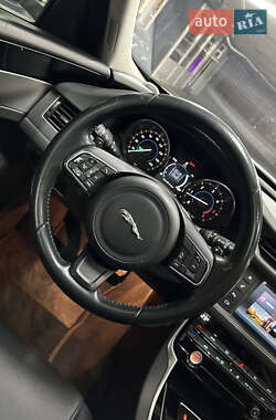 Седан Jaguar XF 2016 в 