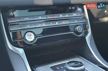 Седан Jaguar XF 2016 в 
