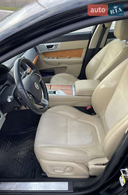 Седан Jaguar XF 2012 в 