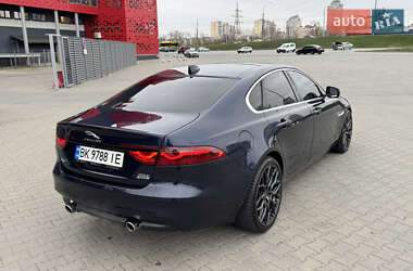 Седан Jaguar XF 2016 в 