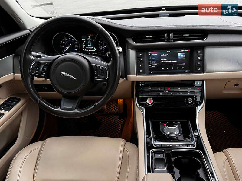 Седан Jaguar XF 2016 в Киеве