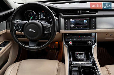 Седан Jaguar XF 2016 в 