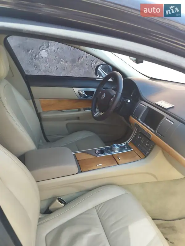 Седан Jaguar XF 2009 в 