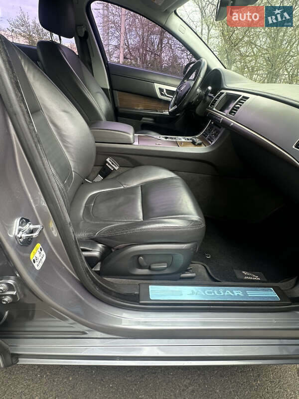 Седан Jaguar XF 2014 в Одесі