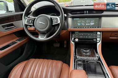 Седан Jaguar XF 2017 в 