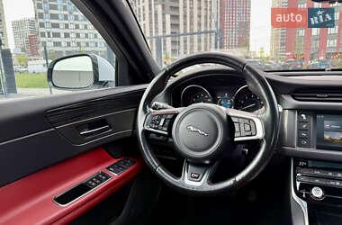 Седан Jaguar XF 2015 в 