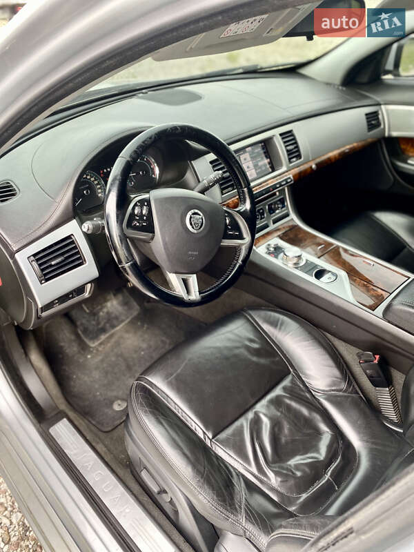 Седан Jaguar XF 2013 в Новояворовске