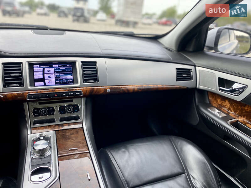 Седан Jaguar XF 2013 в Новояворовске