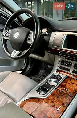 Седан Jaguar XF 2012 в 