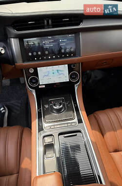 Седан Jaguar XF 2016 в 