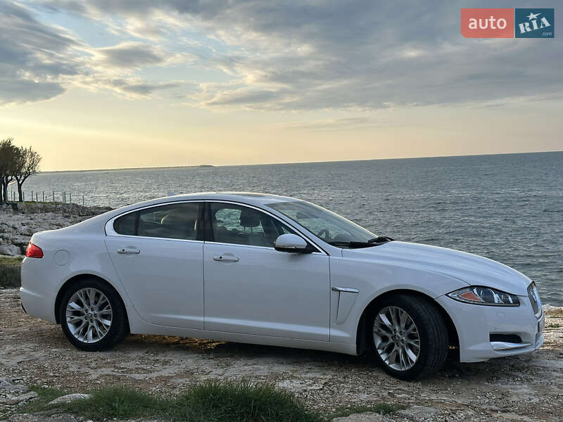 Седан Jaguar XF 2013 в 
