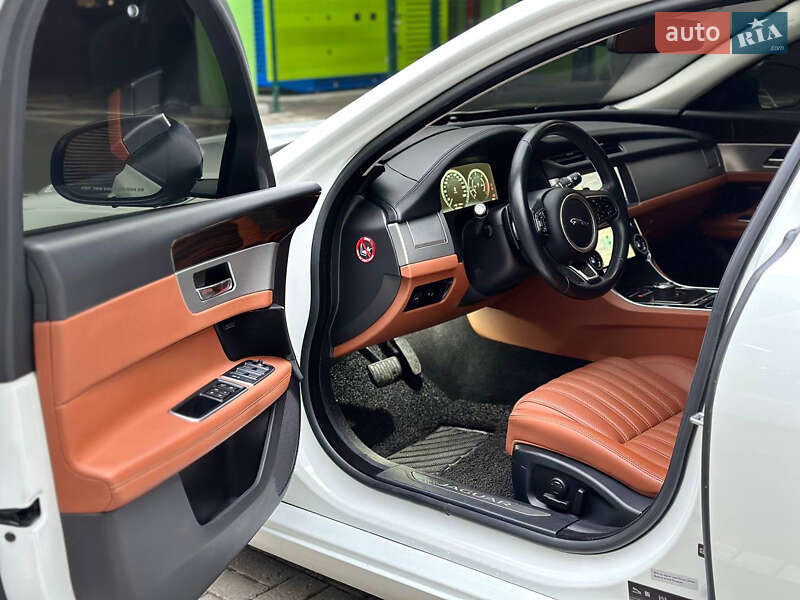 Седан Jaguar XF 2016 в Києві