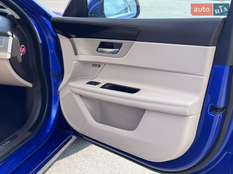 Седан Jaguar XF 2016 в Киеве