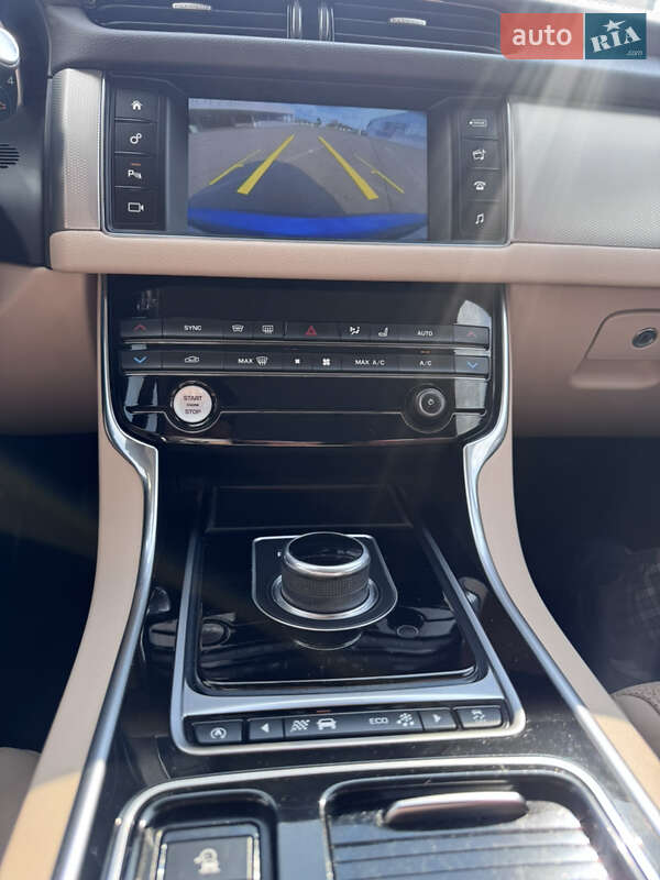 Седан Jaguar XF 2016 в Киеве