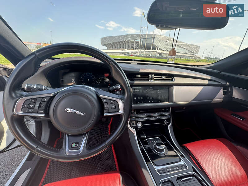 Седан Jaguar XF 2016 в Львове
