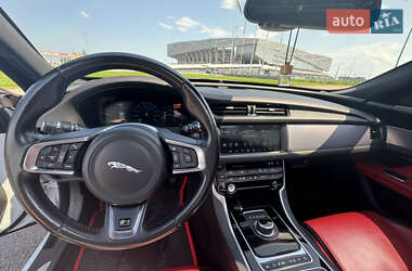Седан Jaguar XF 2016 в 