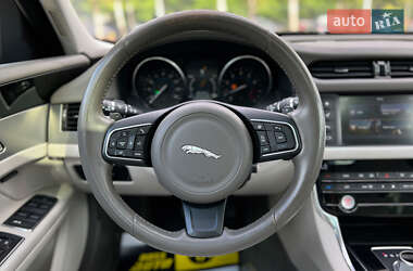 Седан Jaguar XF 2016 в 