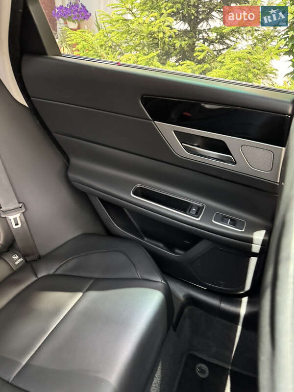 Седан Jaguar XF 2015 в Львове