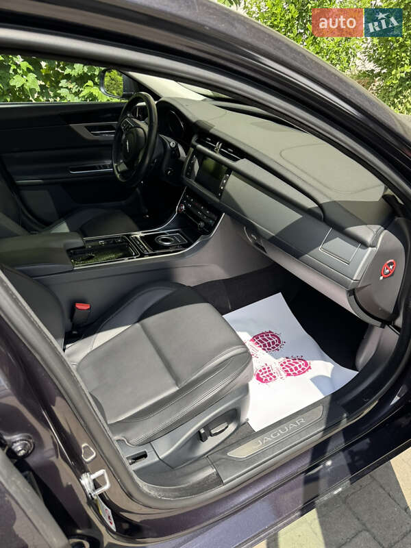 Седан Jaguar XF 2015 в Львове