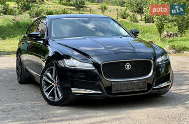 Седан Jaguar XF 2017 в 