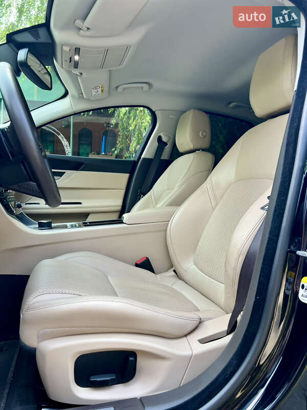Седан Jaguar XF 2018 в Валках