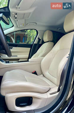 Седан Jaguar XF 2017 в 