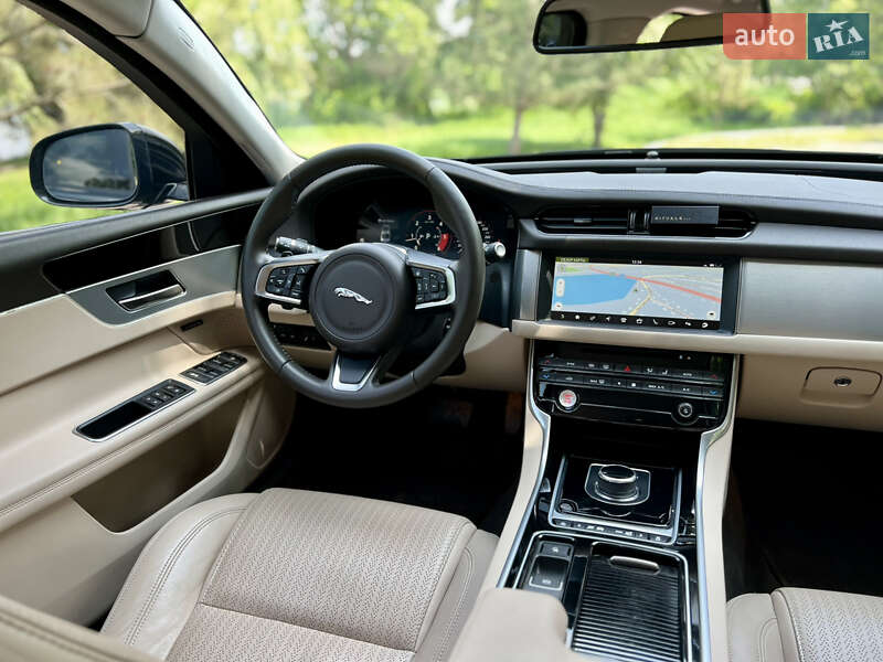 Седан Jaguar XF 2018 в Валках