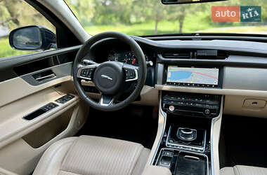 Седан Jaguar XF 2017 в 