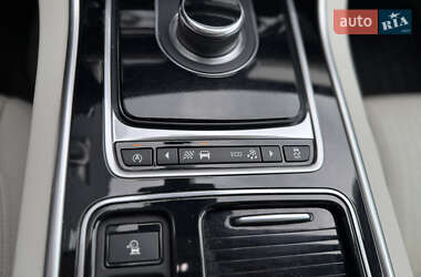 Седан Jaguar XF 2016 в 