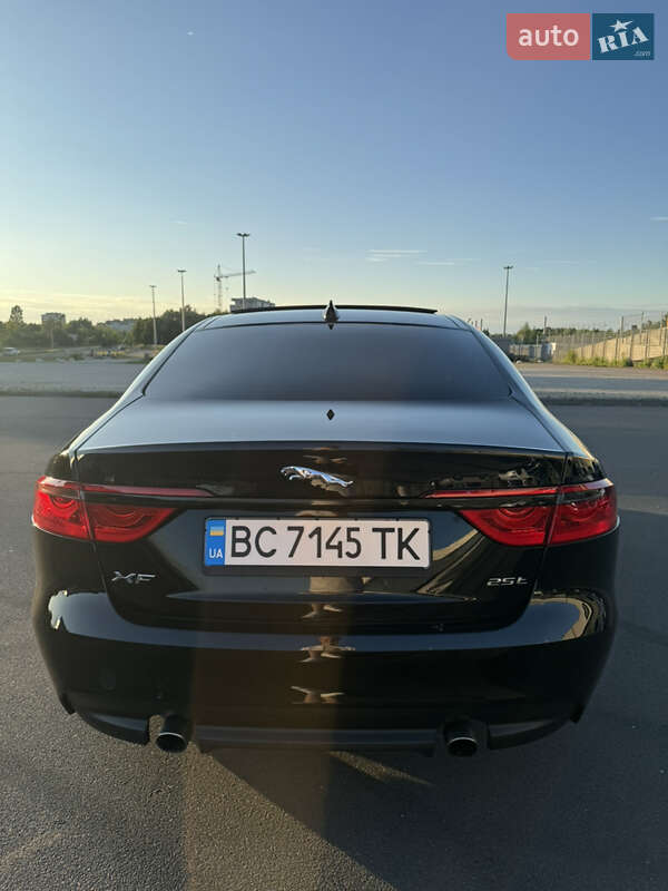 Седан Jaguar XF 2017 в Львове