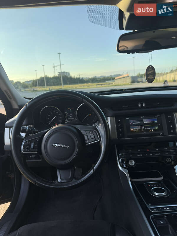 Седан Jaguar XF 2017 в Львове