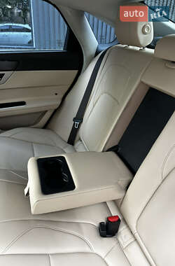 Седан Jaguar XF 2017 в 
