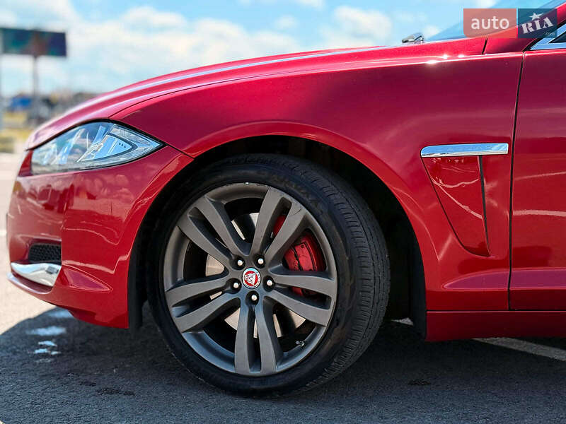 Седан Jaguar XF 2013 в Львове