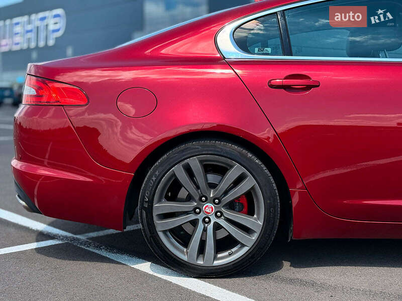 Седан Jaguar XF 2013 в Львове