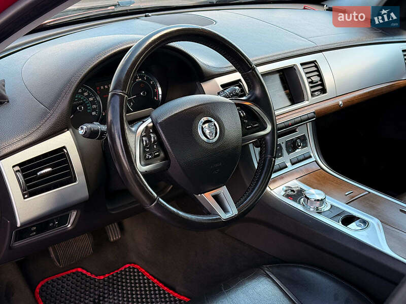 Седан Jaguar XF 2013 в Львове