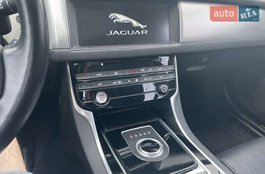 Седан Jaguar XF 2016 в 