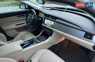 Седан Jaguar XF 2017 в 