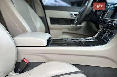 Седан Jaguar XF 2012 в 