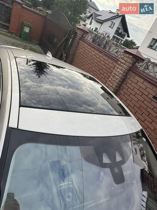 Седан Jaguar XF 2016 в Львові