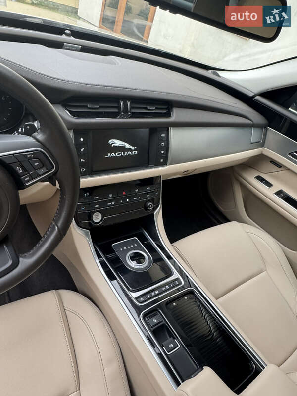 Седан Jaguar XF 2016 в Львові