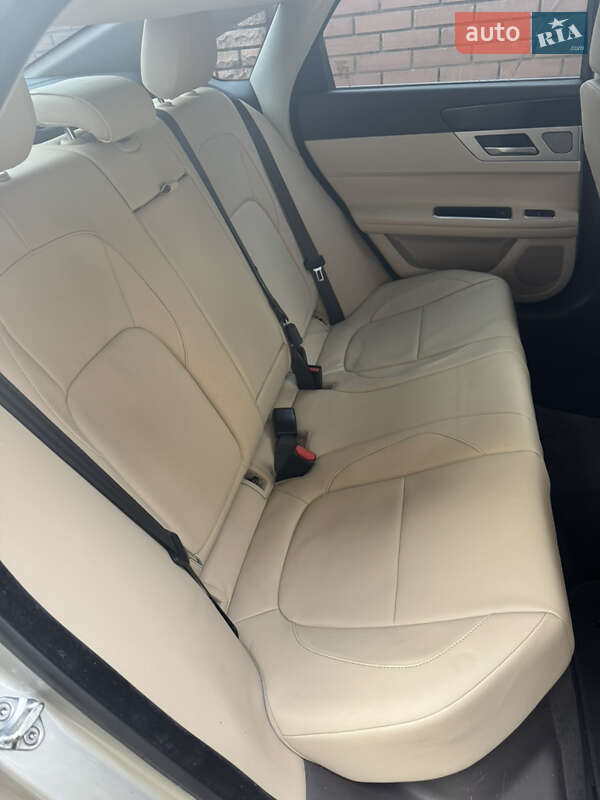 Седан Jaguar XF 2016 в Львові